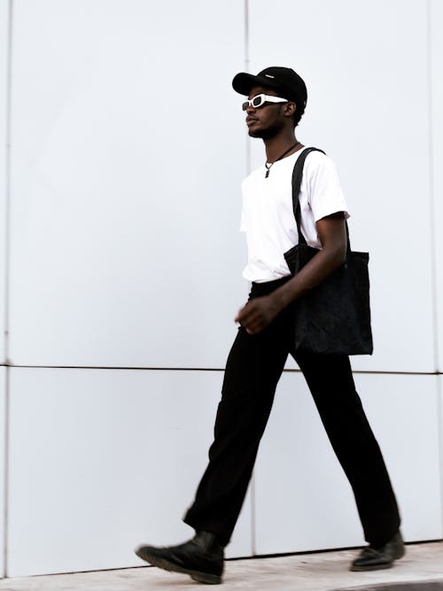 Darmowe zdjęcie z galerii z afrykański mężczyzna, chodzenie, czapka z daszkiem