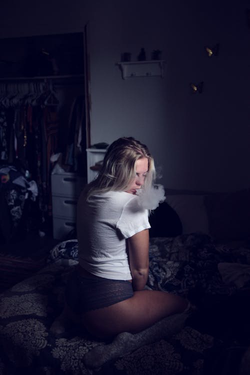 Základová fotografie zdarma na téma barvy, blond vlasy, cigareta