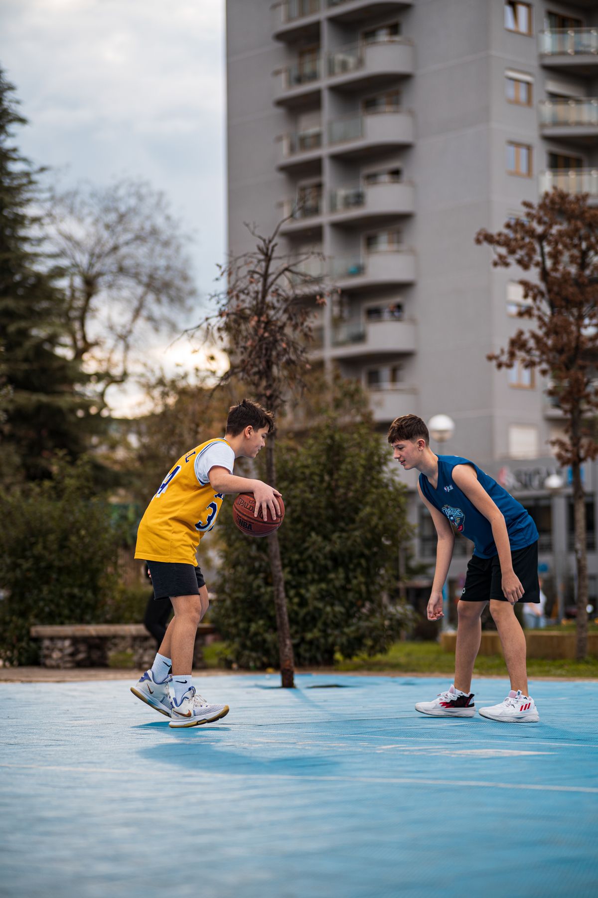 Jeunes jouant au basket-ball.
