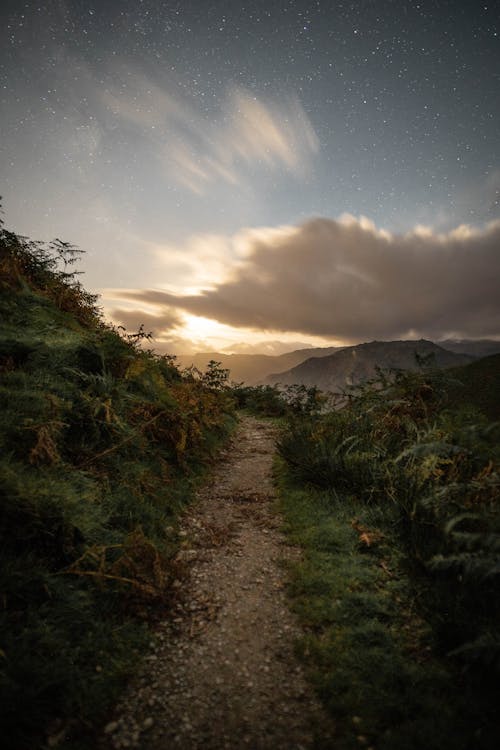 Estrada De Terra Sob O Céu Estrelado