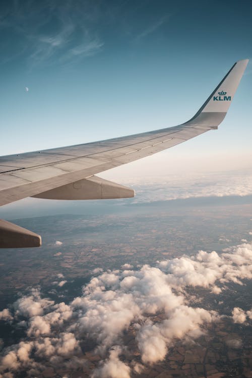 Volar El Avión De Pasajeros De Klm Por Encima De Las Nubes