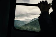 透过缆车窗户看到的山区风景瞬间