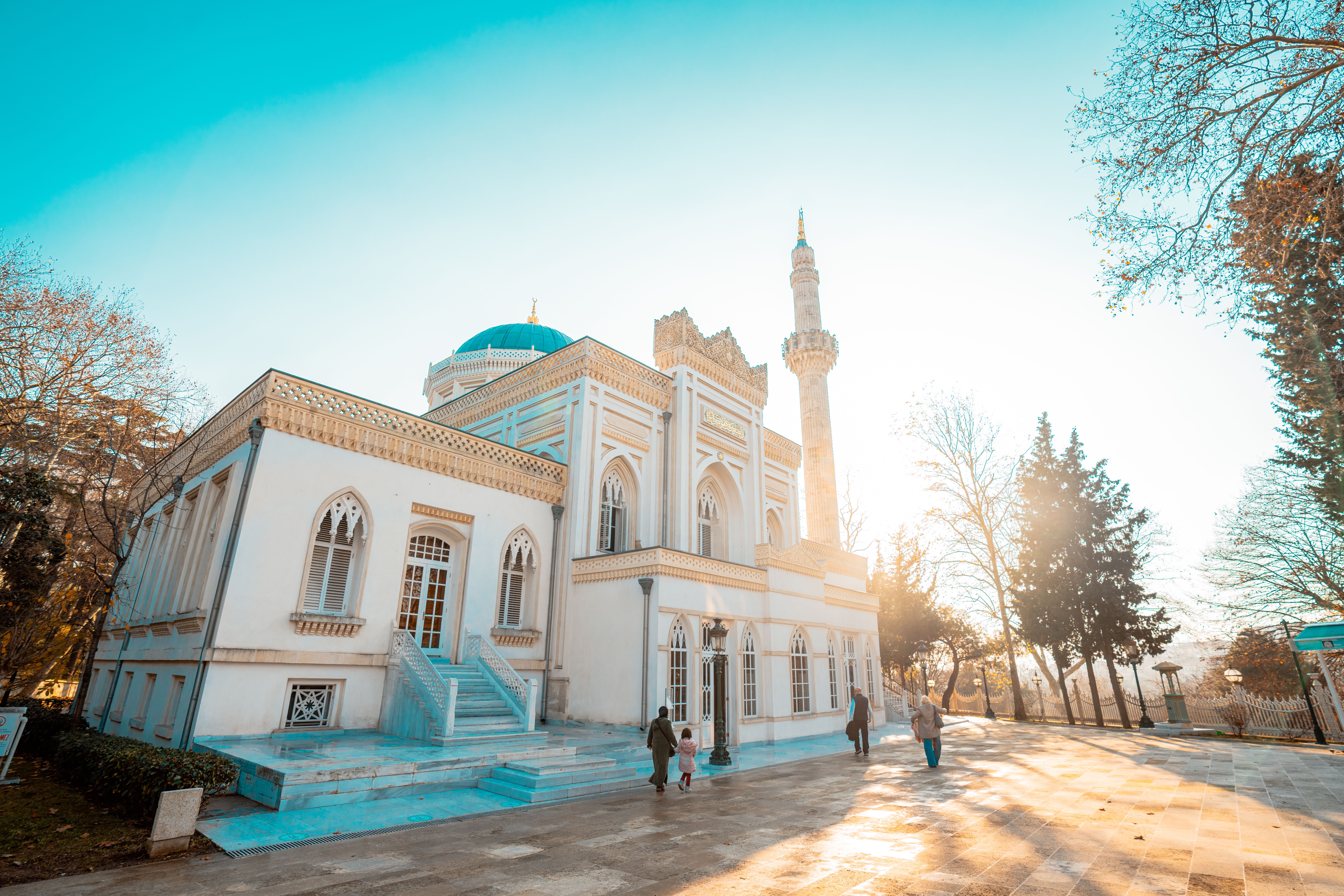 Stunning sunlit view of Yıldız Hamidiye Mosque in Istanbul with clear skies.