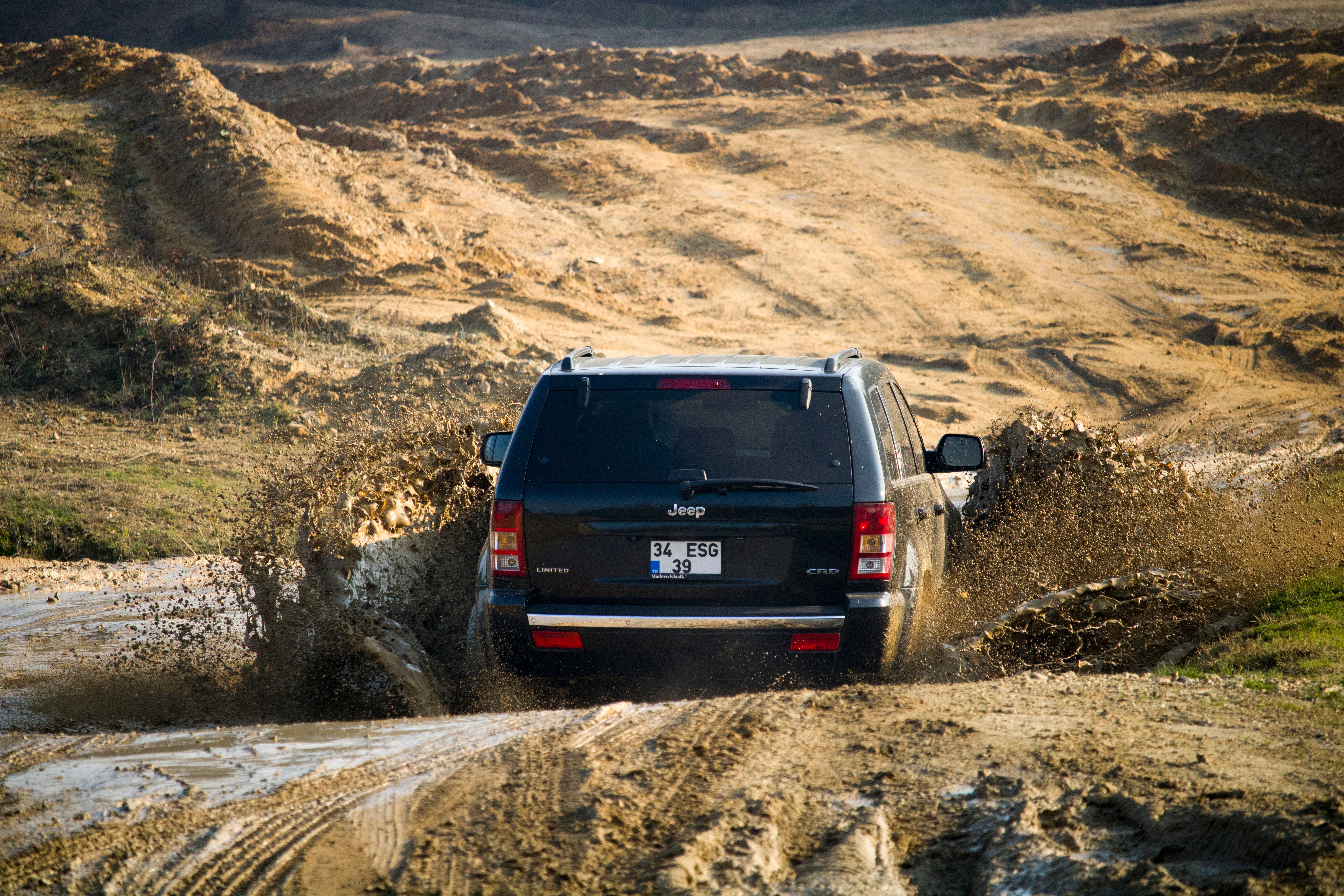 4x4 vehicle driving through muddy terrain in İstanbul, showcasing rugged off-road adventure.