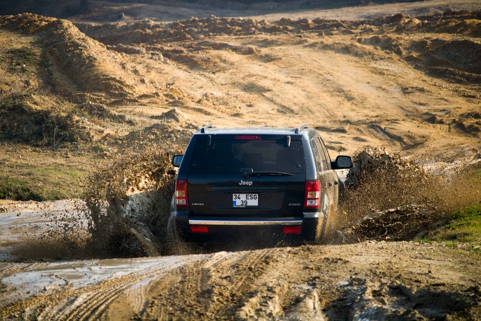 4x4 vehicle driving through muddy terrain in İstanbul, showcasing rugged off-road adventure.