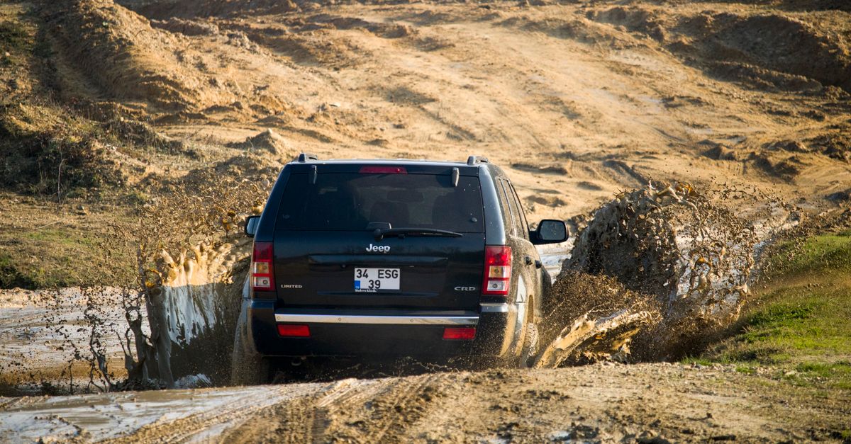 A Jeep tackles the muddy off-road trails in Istanbul, showcasing adventurous driving.
