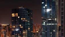 迪拜的天际线壮丽非凡，夜间灯光照亮了摩天大楼