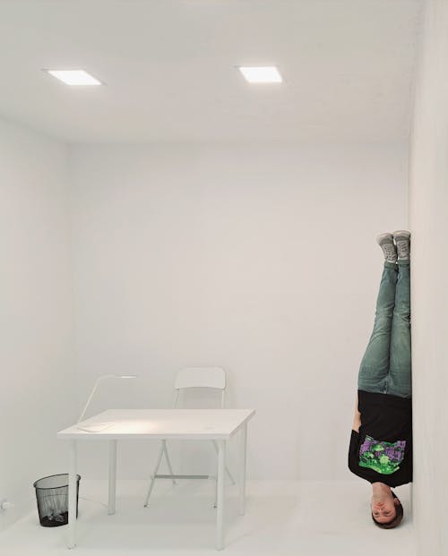 Darmowe zdjęcie z galerii z biały pokój, biurko, dziwaczny