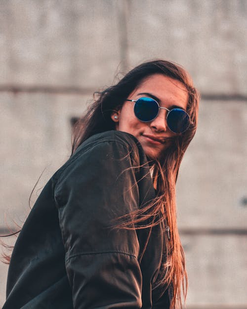 Selektiver Fokus Fotografie Der Frau, Die Jacke Und Sonnenbrille Trägt