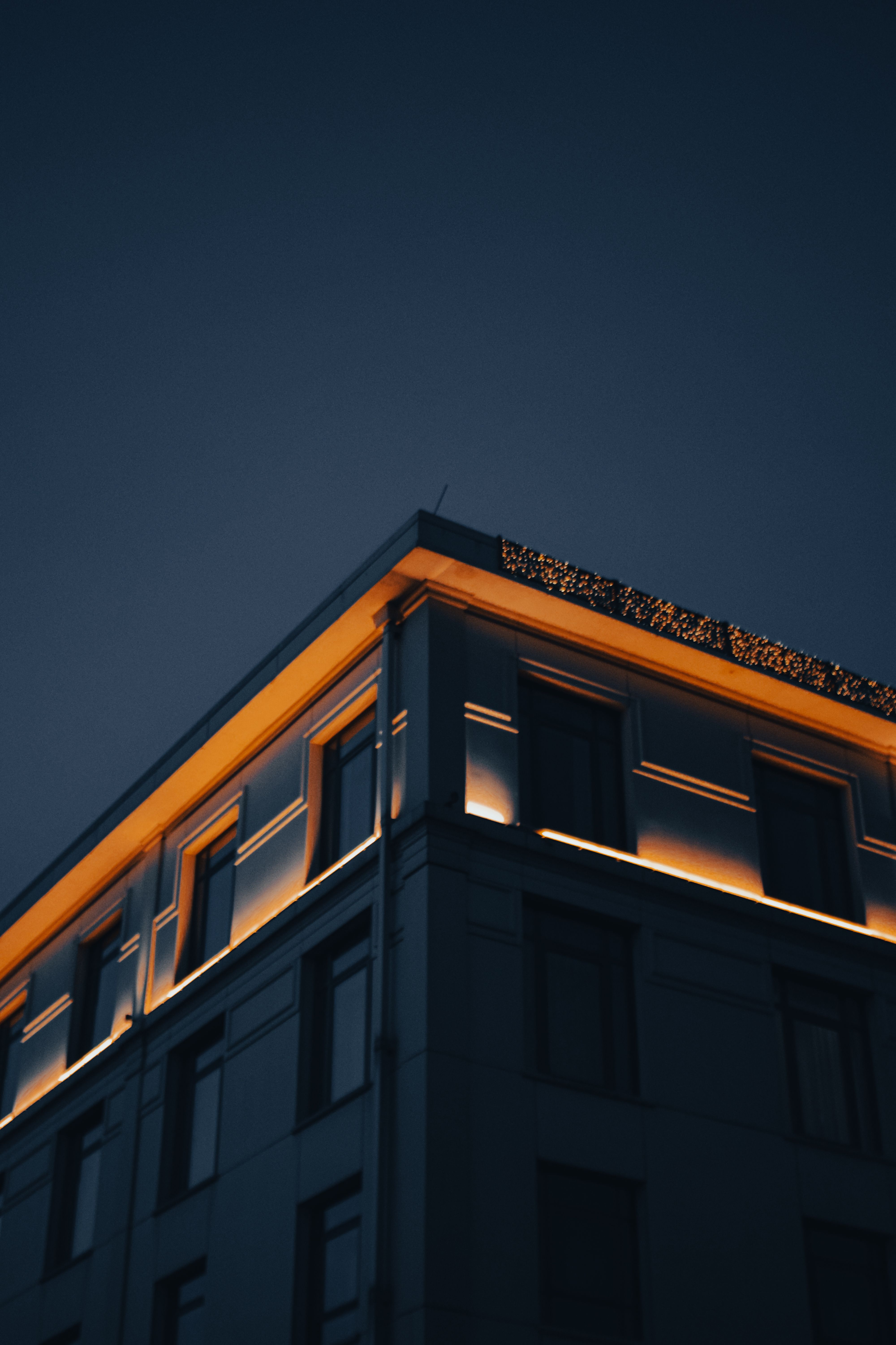 Light over Building Corner in Evening · Free Stock Photo