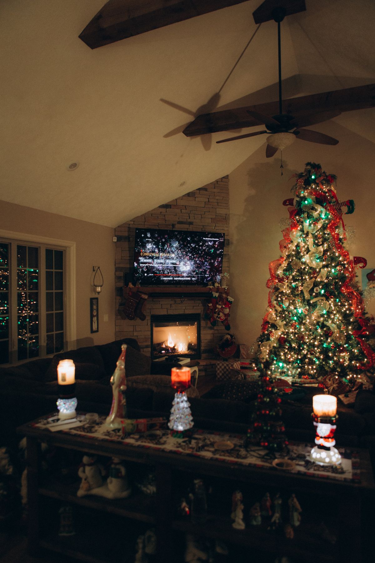 Decoração de Natal 2026 Sala com árvore de Natal decorada, lareira e enfeites natalinos