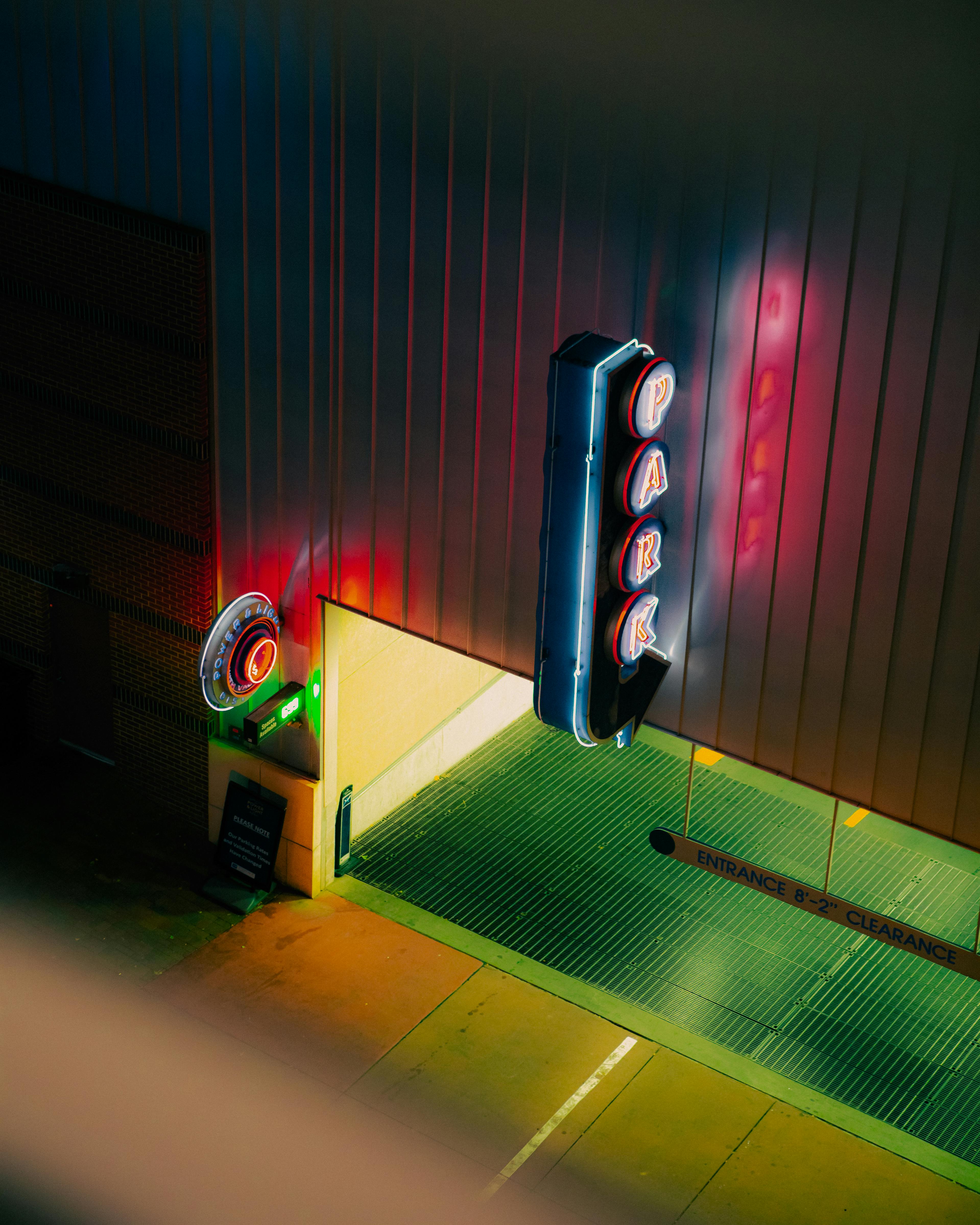 grátis Entrada Do Estacionamento Com Luzes Neon Foto profissional