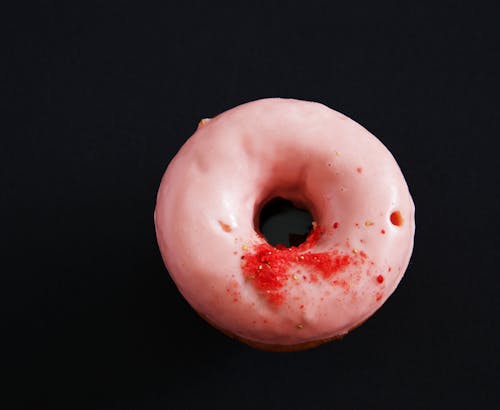 Photos gratuites de aliments, arrière-plan noir, donut