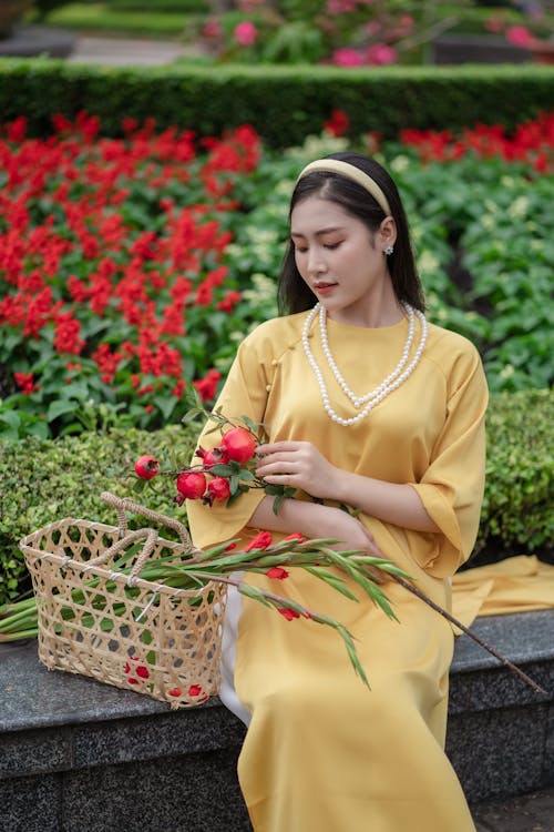 Kostenloses Stock Foto zu ao dai, asiatische frau, blumen