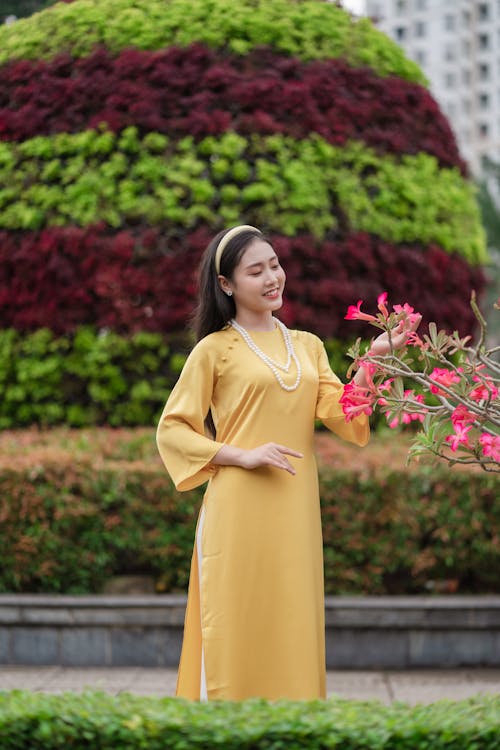 Gratis lagerfoto af asiatisk kvinde, blomsterbed, kjole