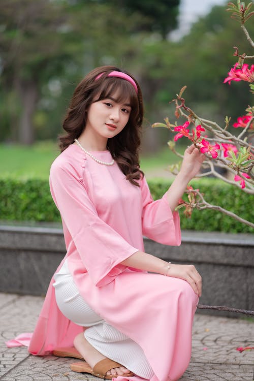 Kostenloses Stock Foto zu ao dai, asiatische frau, blumen