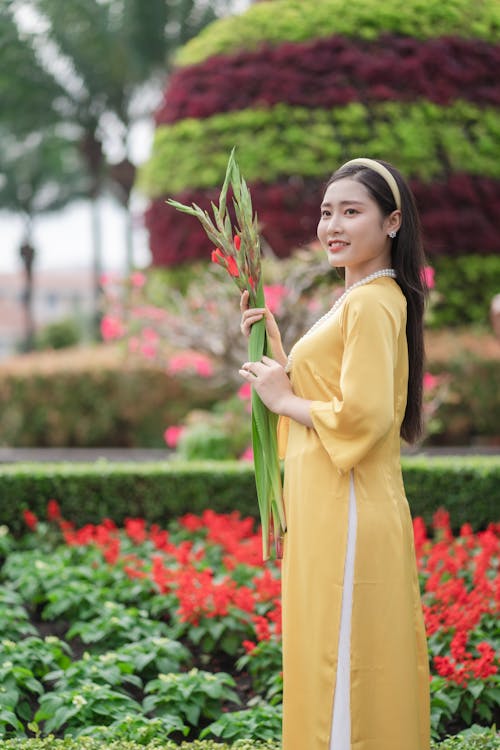 Free Woman Holding a Plant Stock Photo