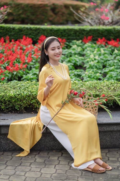 Gratis arkivbilde med ao dai, asiatisk kvinne, blomster