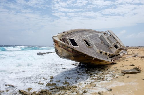 Kostenloses Stock Foto zu beschädigt, boot, brechenden wellen