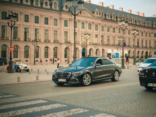 Безкоштовне стокове фото на тему «Mercedes Benz, автомобілі, Будівля»