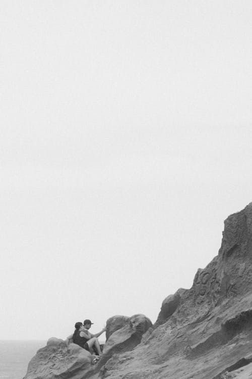 Darmowe zdjęcie z galerii z czarno-biały, formacja skalna, fotografia w skali szarości