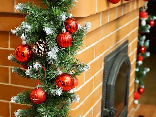 Noel dekoru, noel süsleri, şömine içeren Ücretsiz stok fotoğraf