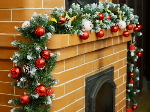 Çam kozalakları, noel atmosferi, Noel dekoru içeren Ücretsiz stok fotoğraf