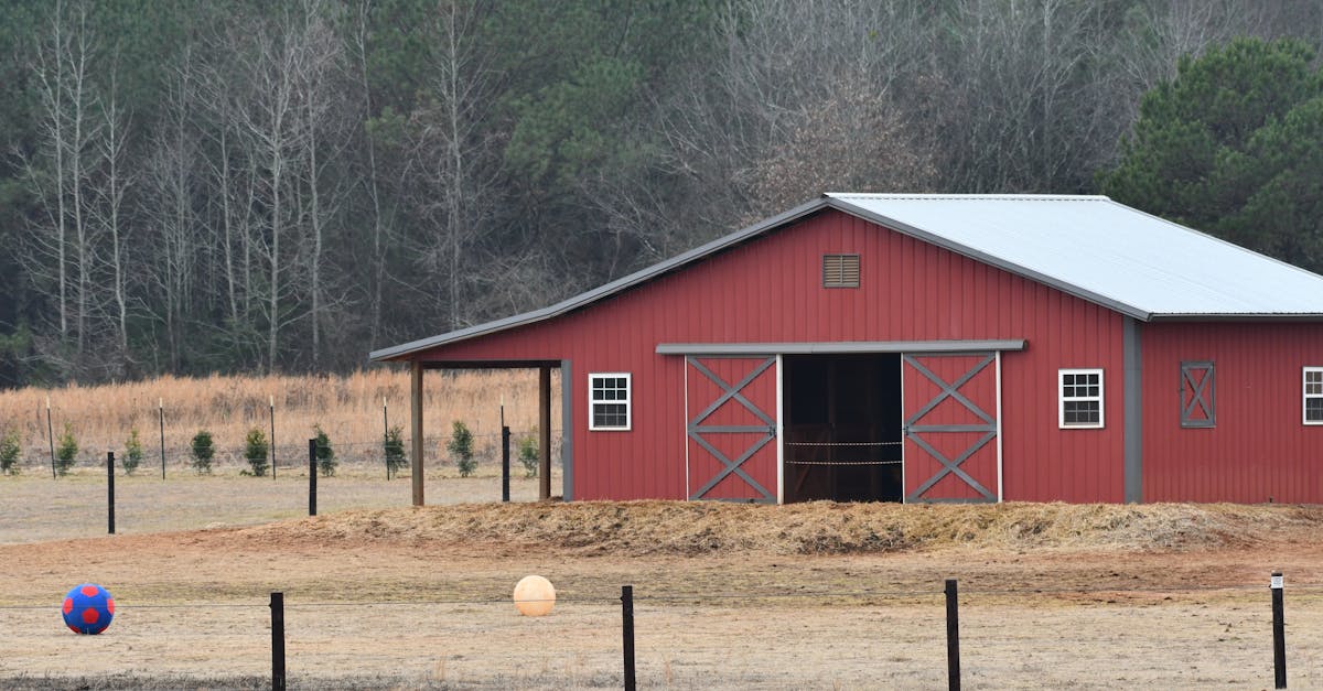 Red Stable in Autumn · Free Stock Photo