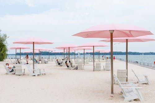 Kostnadsfri bild av hav, paraplyer, rosa