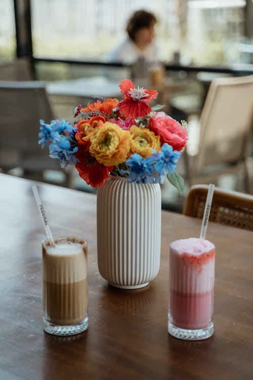 Kostnadsfri bild av blommor, bord, cocktails