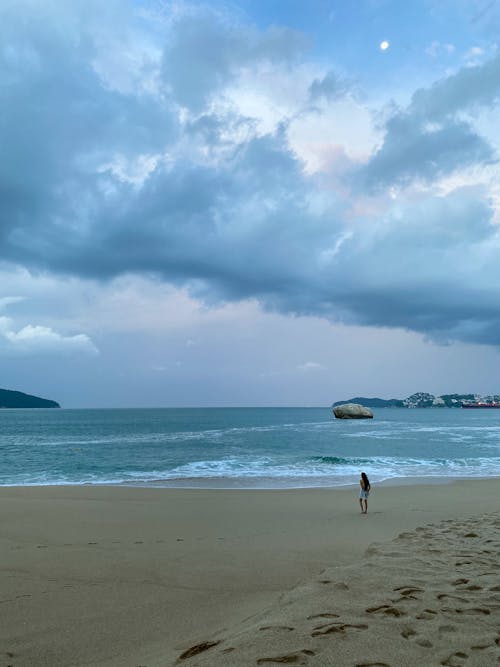 Immagine gratuita di acqua, cielo, donna