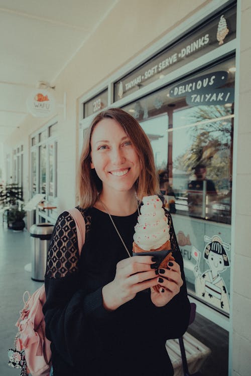 冰淇淋甜筒, 垂直拍摄, 女人 的 免费素材图片