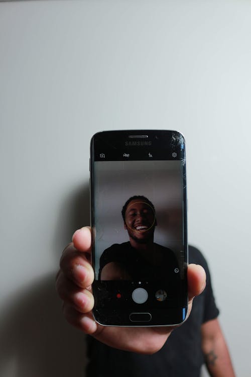 Free Person, Die Selfie Mit Schwarzem Saphir Samsung Galaxy S6 Edge Nimmt Stock Photo
