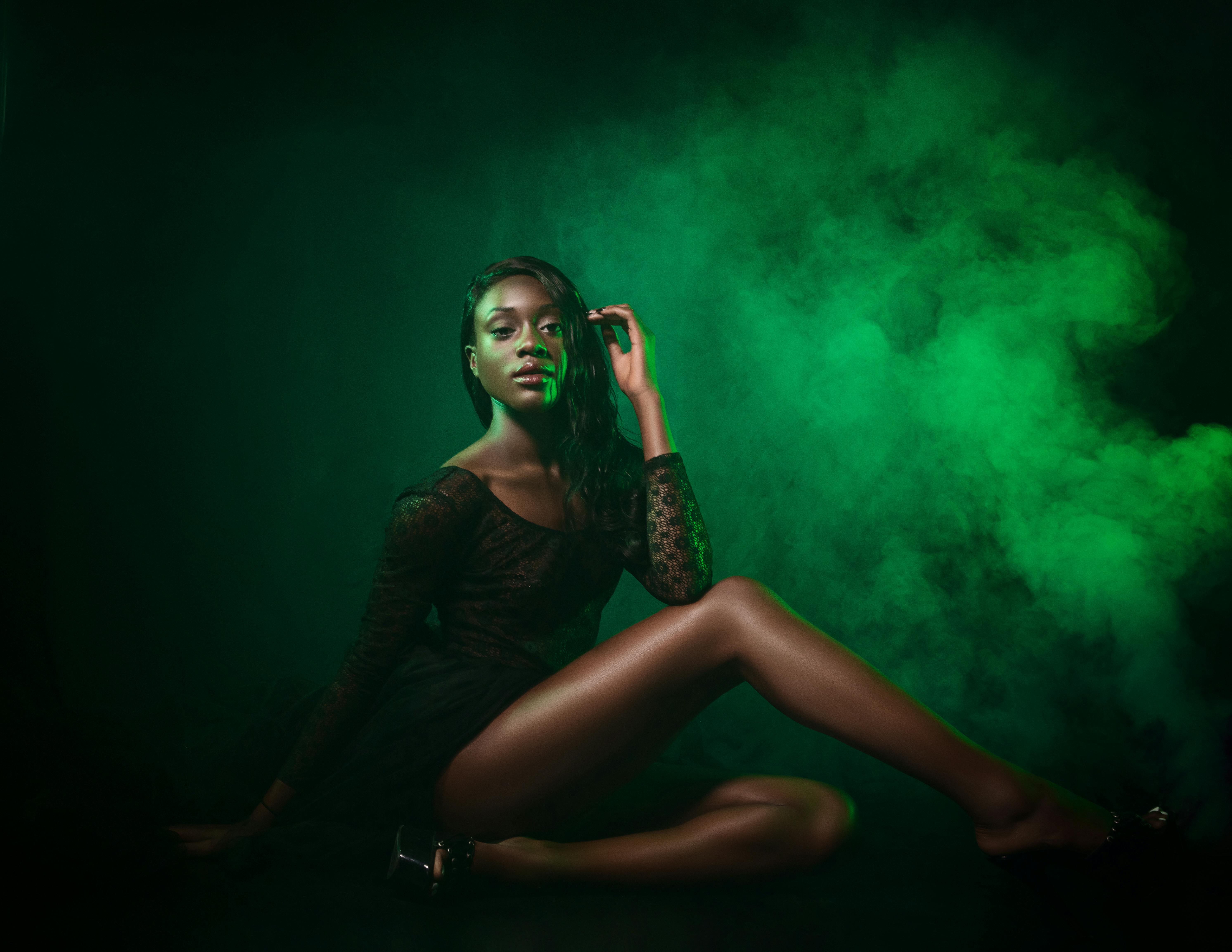 Gratis Wanita Mengenakan Atasan Berlengan Seperempat Renda Hitam Foto Stok