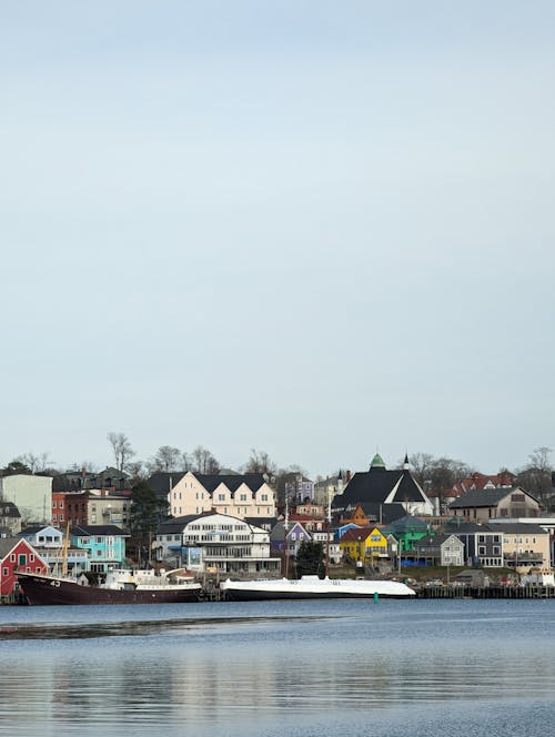 Бесплатное стоковое фото с вертикальный выстрел, вода, гавань