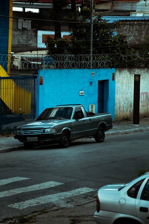 Foto d'estoc gratuïta de aparcat, camioneta, carrer