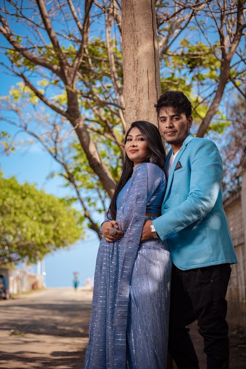 Free An affectionate couple embraces by a tree in sunny Chennai, India, reflecting love and togetherness. Stock Photo