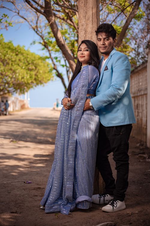 Free South Asian couple embracing outdoors in Chennai, dressed elegantly in blue attire. Stock Photo