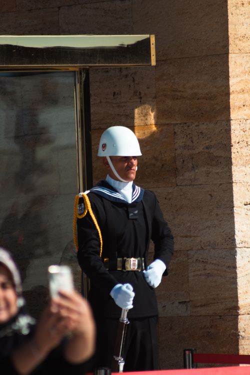 Free A soldier in ceremonial uniform stands at attention with a white helmet, embodying military precision. Stock Photo