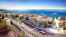 这座充满活力的海滨小镇，拥有俯瞰大海的热闹海滨长廊