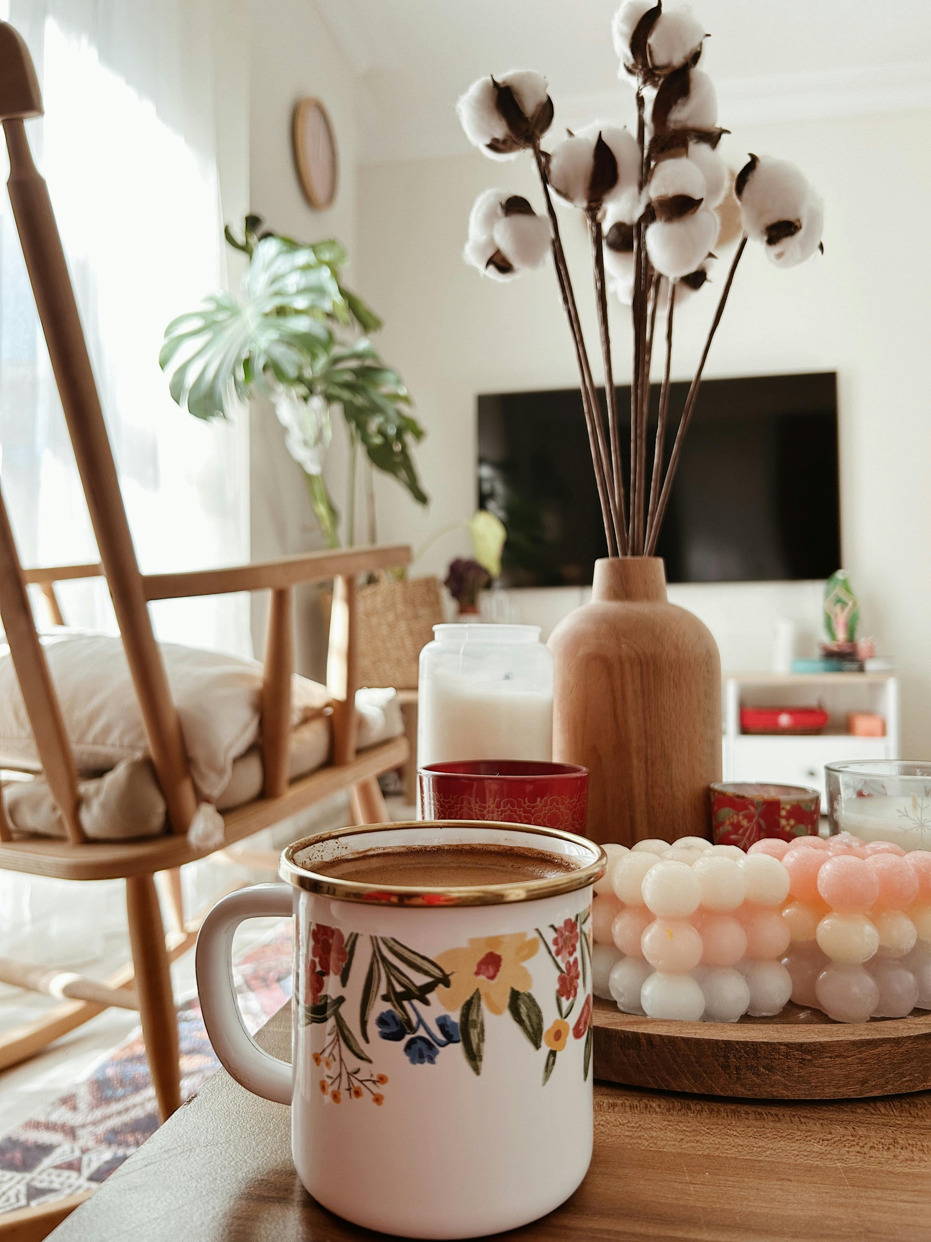 Little white coffee table · Free Stock Photo