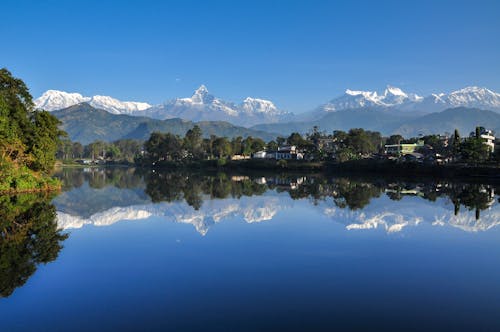 Darmowe zdjęcie z galerii z annapurna, atrakcja turystyczna, brzeg jeziora