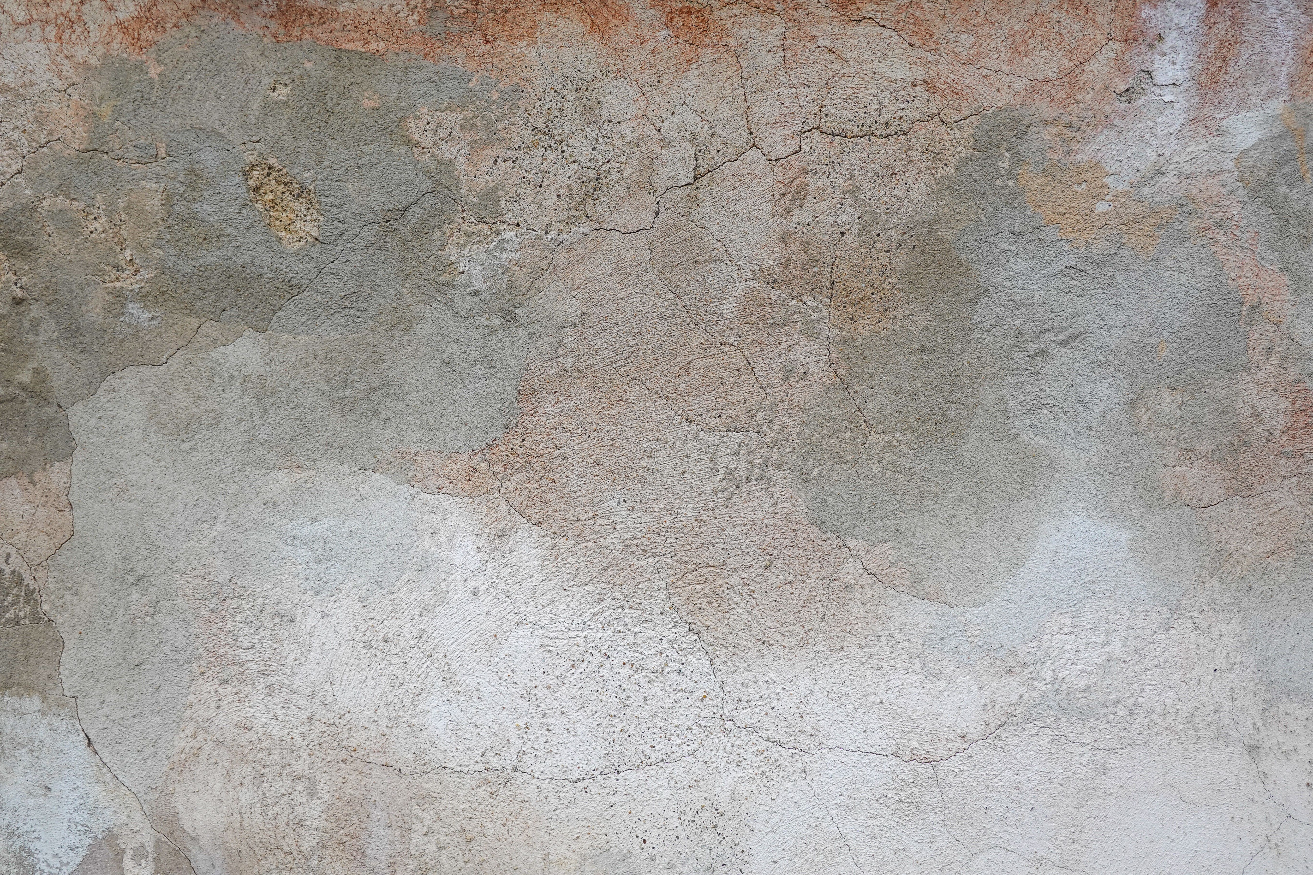 Mur avec plâtre fissuré et abîmé avant travaux de rebouchage