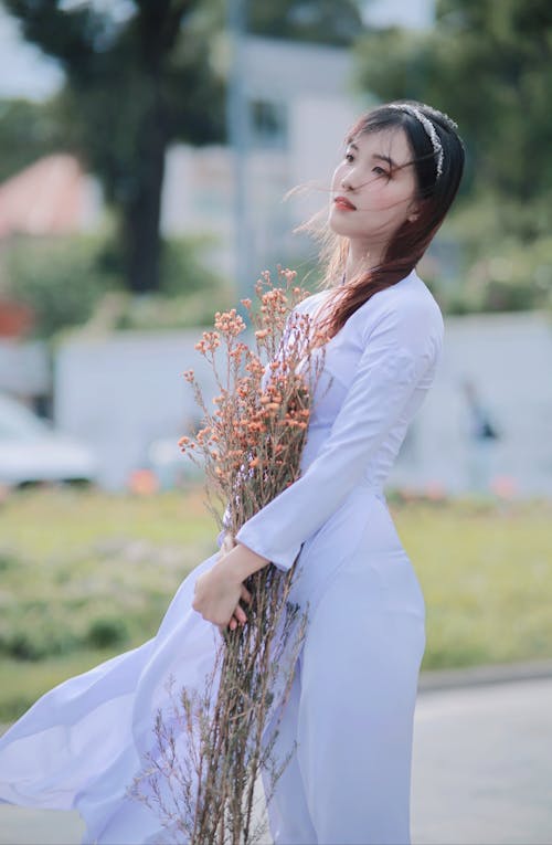 Безкоштовне стокове фото на тему «біла сукня, брюнетка, Букет квітів»