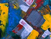 这幅抽象画引人入胜，以生动的色彩和画布上醒目的纹理为特色