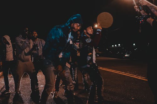 Hommes Debout Sur La Route Pendant La Nuit