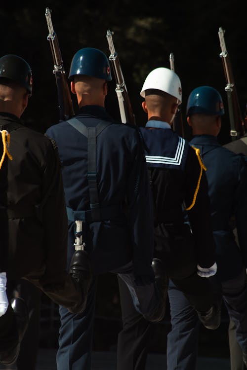 Foto profissional grátis de andando, desfile, homens