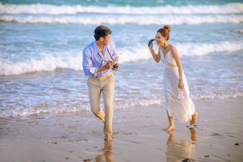 Kostnadsfri bild av asiatiskt par, havsstrand, kärlek