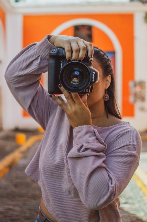 Δωρεάν στοκ φωτογραφιών με γυναίκα, κάμερα, κατακόρυφη λήψη