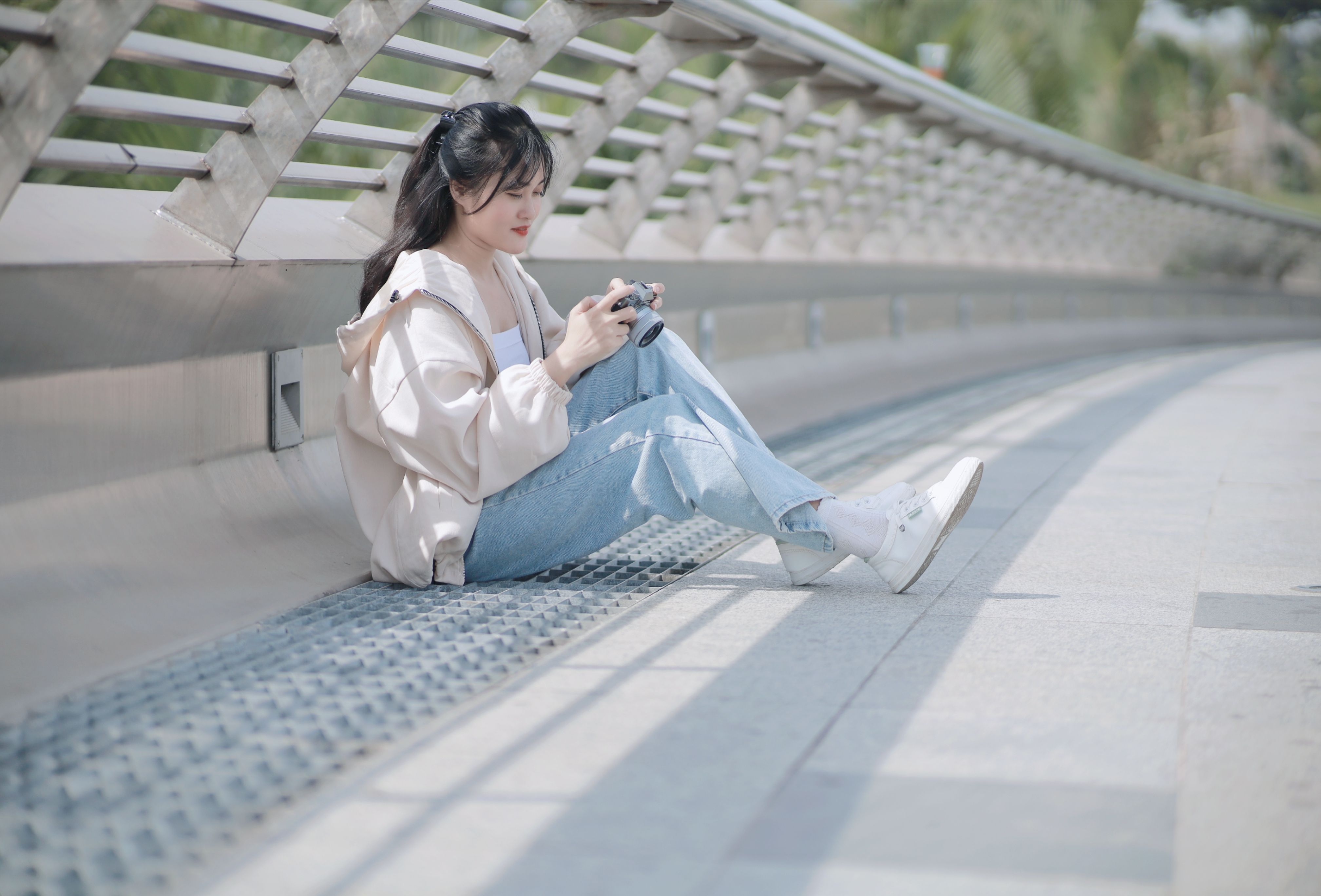 가벼운 재킷, 갈색 머리, 거리 패션의 무료 스톡 사진